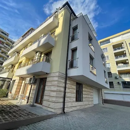 Cozy In With Parking Varna